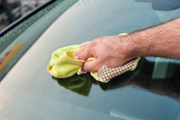 How to Remove Stubborn Stains from Your Windshield